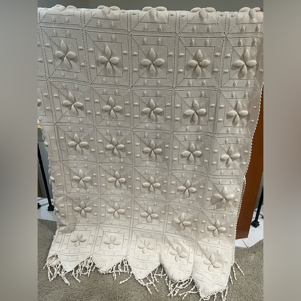 VINTAGE STYLE BATES Cream Hand-Crocheted Floral Bedspread/ COVERLET 85”X 79” - Picture 5 of 10